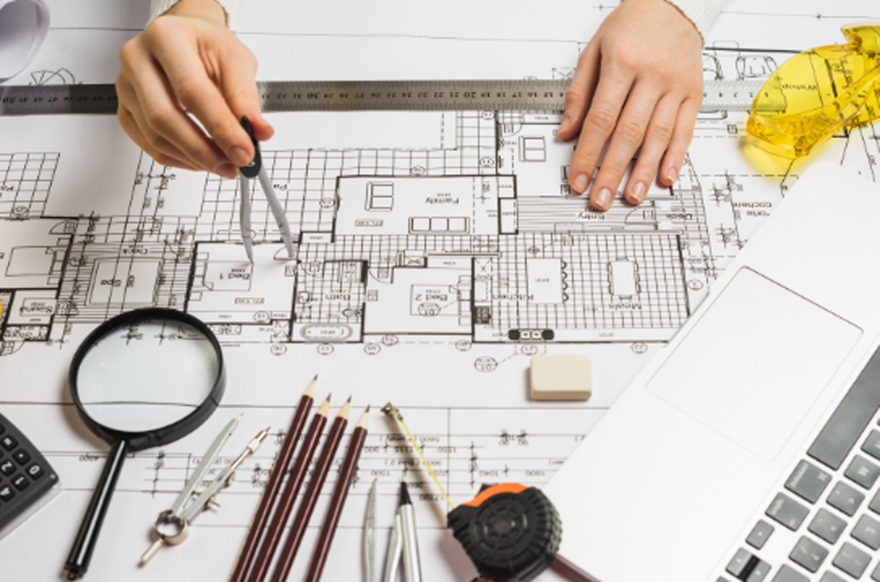Architekt Plan auf einem Tisch mit Händen und Zirkel